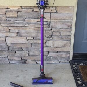 Dyson V7 Stick Vacuum Cleaner in Purple